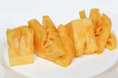 Beyaz arka planda izole edilmiş ananas eti.