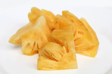 Beyaz arka planda izole edilmiş ananas eti.