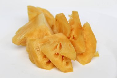 Beyaz arka planda izole edilmiş ananas eti.