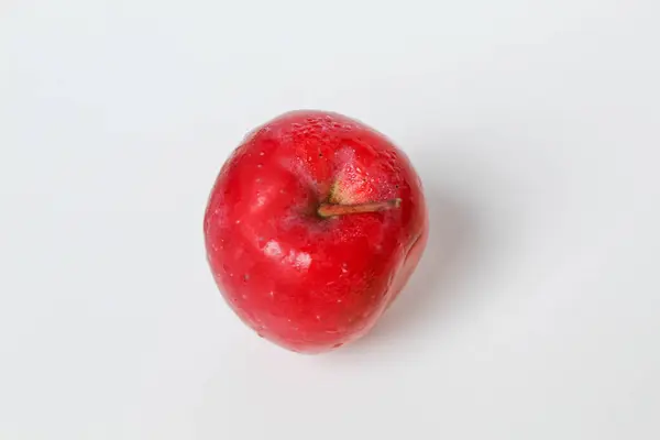 Beyaz arka planda izole edilmiş çilek elması ya da kiraz elması.