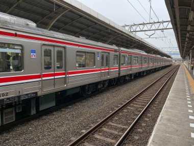 Jakarta, Endonezya - 2 Ağustos 2024: Jatiegara İstasyonu 'ndan geçen KRL banliyö hattı
