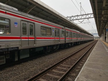 Jakarta, Endonezya - 2 Ağustos 2024: Jatiegara İstasyonu 'ndan geçen KRL banliyö hattı
