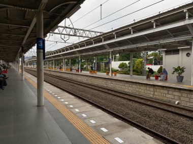 Jakarta, Endonezya - 2 Ağustos 2024: Jatinegara İstasyonu, banliyö hattı platformu veya KRL
