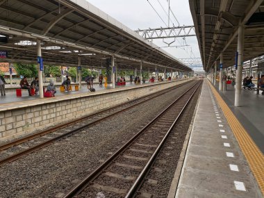 Jakarta, Endonezya - 2 Ağustos 2024: Jatinegara İstasyonu, banliyö hattı platformu veya KRL