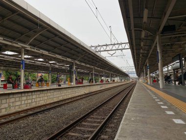Jakarta, Endonezya - 2 Ağustos 2024: Jatinegara İstasyonu, banliyö hattı platformu veya KRL