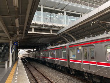 Jakarta, Endonezya - 2 Ağustos 2024: Jatiegara İstasyonu 'ndan geçen KRL banliyö hattı