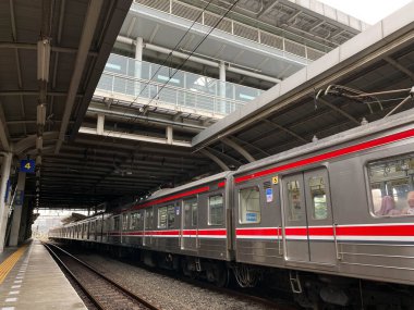 Jakarta, Endonezya - 2 Ağustos 2024: Jatiegara İstasyonu 'ndan geçen KRL banliyö hattı
