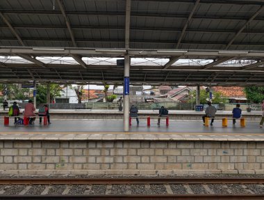 Jakarta, Endonezya - 2 Ağustos 2024: Jatiegara İstasyonu 'nda tren bekleyen yetişkin Endonezyalılar