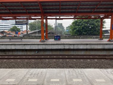 Bekasi, Endonezya - 24 Ağustos 2024: Bekasi Tren İstasyonu, banliyö hattı platformu veya KRL