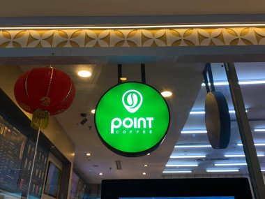 Tangerang, Endonezya - 1 Şubat 2025: Soekarno Hatta Havalimanı 'ndaki Point Coffee Light tabelası