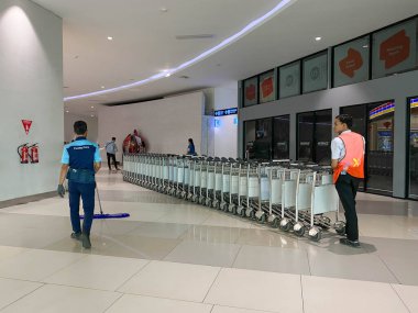 Tangerang, Endonezya - 1 Şubat 2025: Subay Soekarno Hatta Uluslararası Havaalanı 'nda bir sıra yük arabası veya yük arabası sürüyor