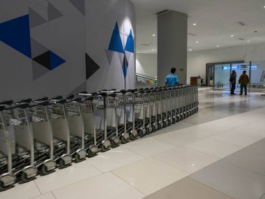 Tangerang, Endonezya - 1 Şubat 2025: Subay Soekarno Hatta Uluslararası Havaalanı 'nda bir sıra yük arabası veya yük arabası sürüyor