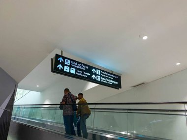 Tangerang, Endonezya - 1 Şubat 2025: Soekarno Hatta Uluslararası Havalimanı 'nda yürüyen yürüyen merdivendeki insanlar
