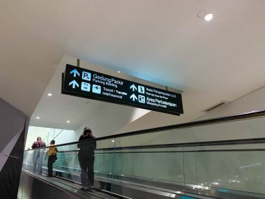 Tangerang, Endonezya - 1 Şubat 2025: Soekarno Hatta Uluslararası Havalimanı 'nda yürüyen yürüyen merdivendeki insanlar