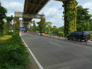 Tangerang, Endonezya - 1 Şubat 2025: Soekarno Hatta Uluslararası Havaalanı 'nda üstgeçit altında