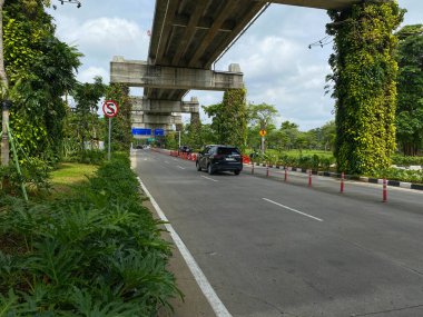 Tangerang, Endonezya - 1 Şubat 2025: Soekarno Hatta Uluslararası Havaalanı 'nda üstgeçit altında