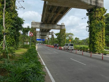 Tangerang, Endonezya - 1 Şubat 2025: Soekarno Hatta Uluslararası Havaalanı 'nda üstgeçit altında