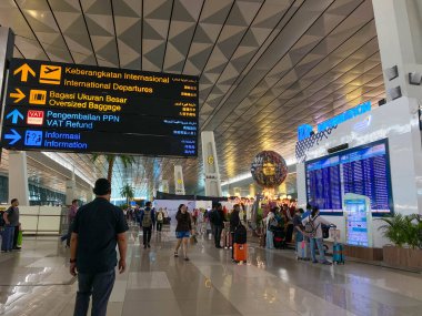 Tangerang, Endonezya - 1 Şubat 2025: Terminal 3, Soekarno Hatta Uluslararası Havalimanı yönetim kurulu