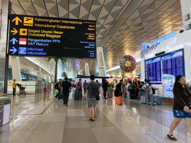 Tangerang, Endonezya - 1 Şubat 2025: Terminal 3, Soekarno Hatta Uluslararası Havalimanı yönetim kurulu