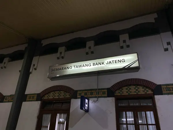 Semarang, Endonezya - 22 Ağustos 2024: Semarang Tawang Tren İstasyonu İşaret Panosu