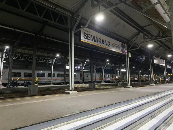 Semarang, Endonezya - 22 Ağustos 2024: Semarang Tawang Tren İstasyonu İşaret Panosu