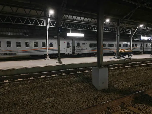 Semarang, Endonezya - 22 Ağustos 2024: Semarang Tawang Tren İstasyonunda gece vakti durum