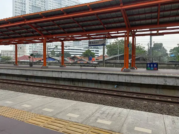 Bekasi, Endonezya - 24 Ağustos 2024: Bekasi Tren İstasyonu, banliyö hattı platformu veya KRL