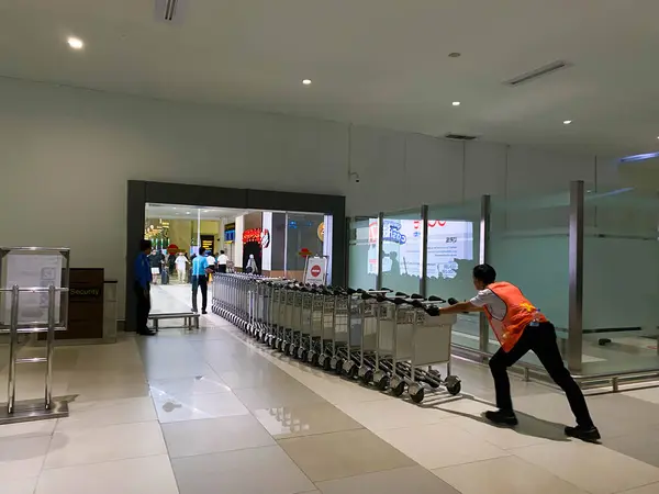 Tangerang, Endonezya - 1 Şubat 2025: Subay Soekarno Hatta Uluslararası Havaalanı 'nda bir sıra yük arabası veya yük arabası sürüyor