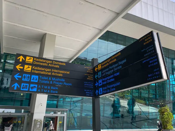 Tangerang, Endonezya - 1 Şubat 2025: Terminal 3, Soekarno Hatta Uluslararası Havalimanı yönetim kurulu