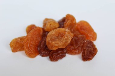 İzole edilmiş beyaz arkaplanda dağınık kuru üzüm