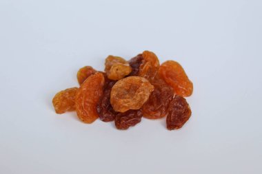 İzole edilmiş beyaz arkaplanda dağınık kuru üzüm