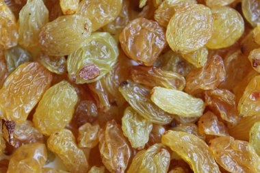 Soluk sarı renkli kuru üzüm yığını, tam arka plan olarak