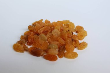 Beyaz arka planda izole edilmiş kuru üzüm yığını.