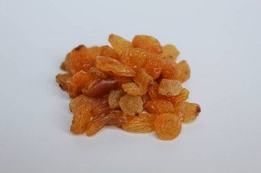 Beyaz arka planda izole edilmiş kuru üzüm yığını.