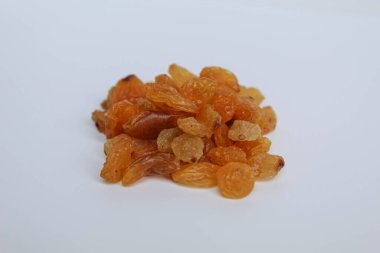 Beyaz arka planda izole edilmiş kuru üzüm yığını.