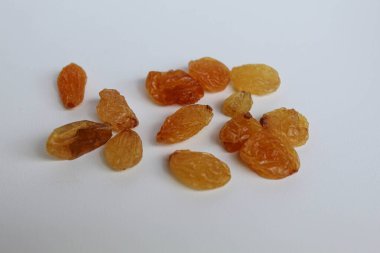 İzole edilmiş beyaz arkaplanda dağınık kuru üzüm