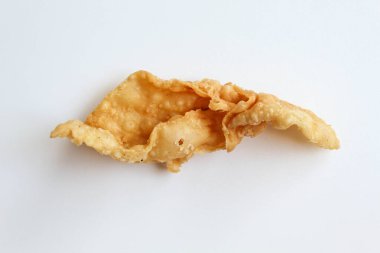 Bir parça Kerupuk pangsit ya da beyaz arka planda izole edilmiş kızarmış deri hamur köftesi.