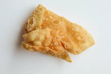 Bir parça Kerupuk pangsit ya da beyaz arka planda izole edilmiş kızarmış deri hamur köftesi.