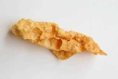 Bir parça Kerupuk pangsit ya da beyaz arka planda izole edilmiş kızarmış deri hamur köftesi.