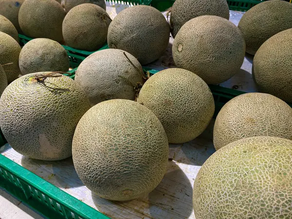 Süpermarketteki kavun, kesilmemiş.