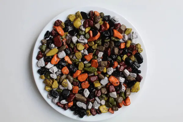 Türk çikolatasını tabakta sallıyor, beyaz arka planda izole edilmiş, düz ya da üst manzarada