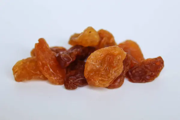 İzole edilmiş beyaz arkaplanda dağınık kuru üzüm