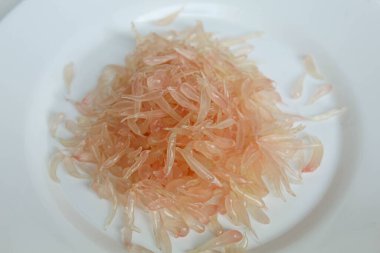 Pomelo portakal suyu, beyaz tabakta, beyaz arka planda izole edilmiş.