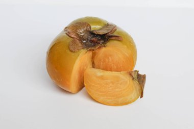 Beyaz arka planda izole edilmiş et hurması.