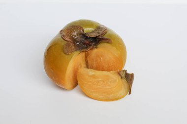 Beyaz arka planda izole edilmiş et hurması.