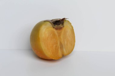 Beyaz arka planda izole edilmiş kesilmiş et hurması.