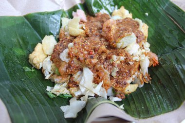 Gado-gado Endonezya 'dan geleneksel bir salatadır, sebze, kraker ve fıstık sosundan yapılır.