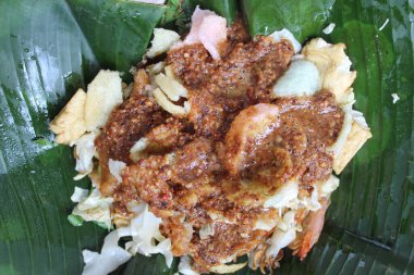 Gado-gado Endonezya 'dan geleneksel bir salatadır, sebze, kraker ve fıstık sosundan yapılır.