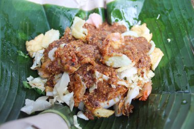 Gado-gado Endonezya 'dan geleneksel bir salatadır, sebze, kraker ve fıstık sosundan yapılır.