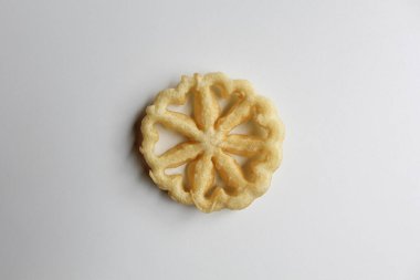 Kembang goyang keki, Endonezya 'dan geleneksel aperatif. Tekerlek ya da çiçek şeklinde kızarmış hamur. Beyaz grupta izole edilmiş.